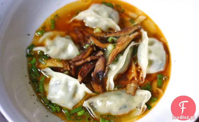Pierogi na parze z grzybami Shiitake w zupie syczuańskiej