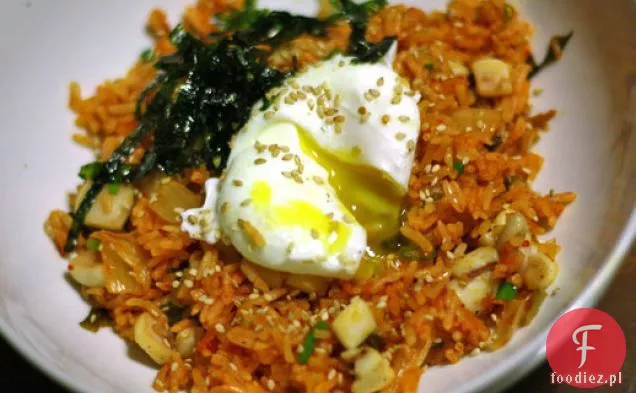 Smażony ryż Kimchi z smażoną kałamarnicą i gotowanym jajkiem