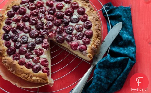Tarta marcepanowa z wiśniami i prażonymi migdałami