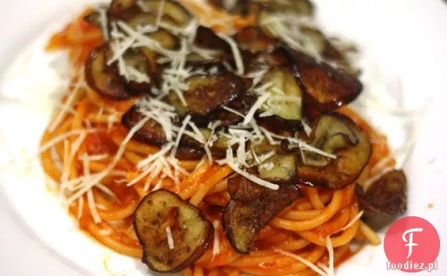 Spaghetti z sosem pomidorowym i smażonym bakłażanem