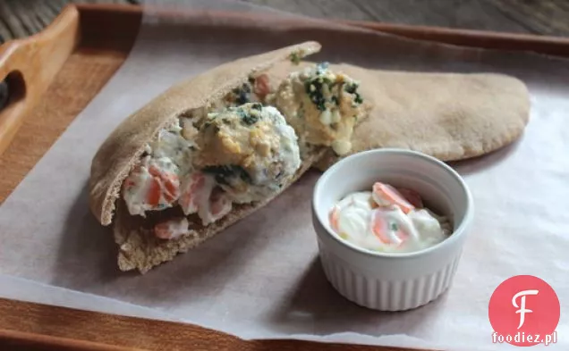 Klopsiki z kurczaka-feta z jogurtem szczypiorkowym i marchewką