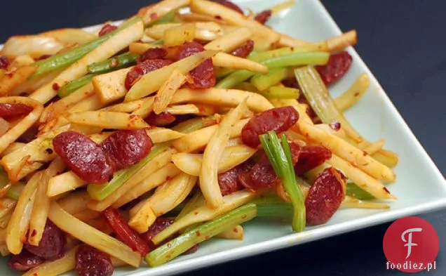 Pikantny smażony koper włoski, seler i korzeń selera z chińską kiełbasą