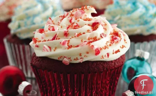 Czerwone aksamitne babeczki z nadzieniem z serem śmietankowym i lukrem