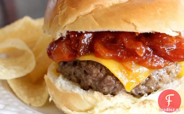 Steakhouse Cheddar Burger z ciepłym boczkiem sosem BBQ