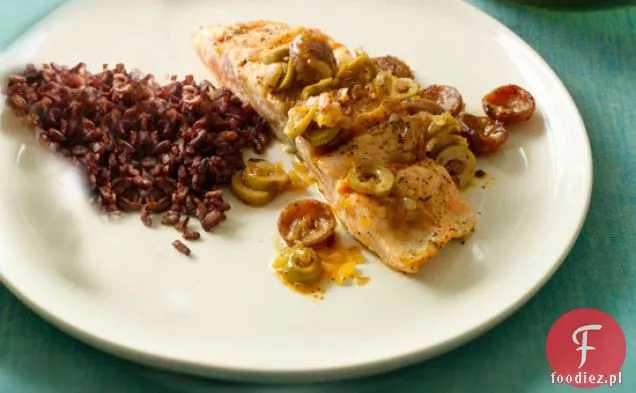 Łosoś z kiełbasą Andouille i zielonymi oliwkami