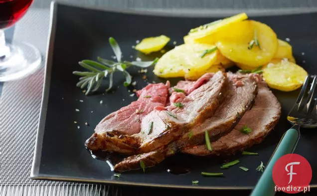 Pieczona w soli noga jagnięcina z oliwą z oliwek ziemniaki