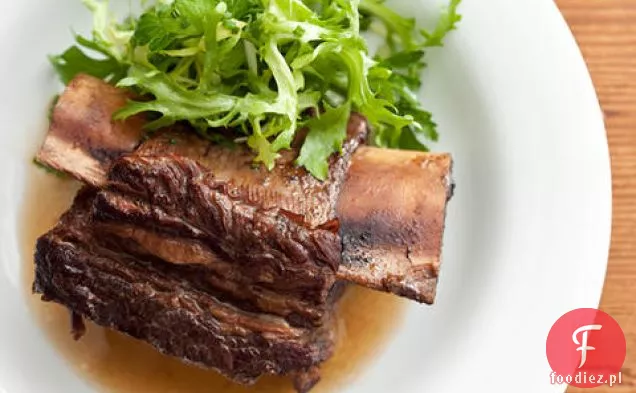 Żeberka krótkie z sałatką z pietruszki