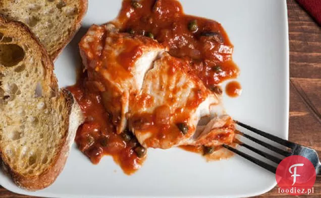 Pieczony Halibut Puttanesca z Crostini