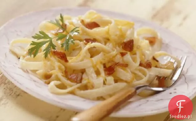 Makaron z boczkiem, karmelizowaną cebulą i serem Cheddar