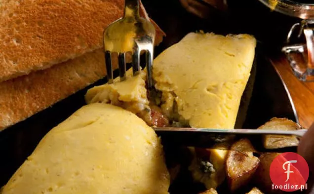Omlet z boczkiem, jabłkiem i serem pleśniowym