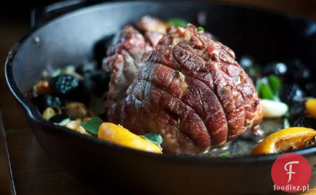 Pieczona jagnięcina z oliwkami, cytryną i świeżym Oregano