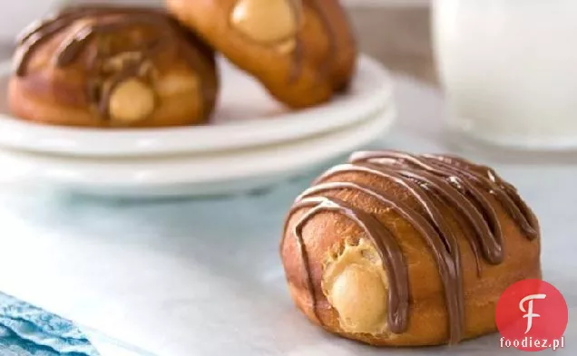 Sufganiyot z nadzieniem Dulce de Leche z bitą śmietaną i czekoladową mżawką