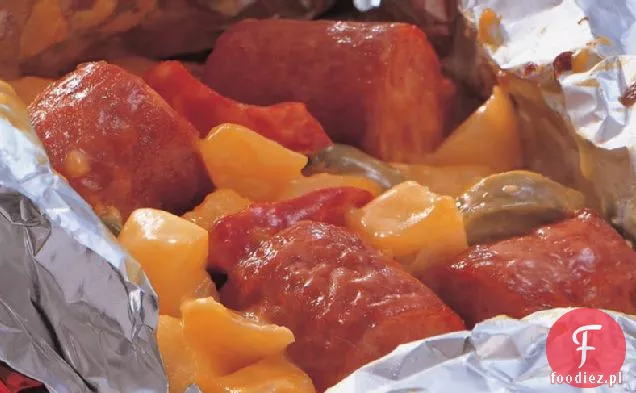 Grillowana kiełbasa wędzona i Cheddar ziemniaczany opakowania foliowe
