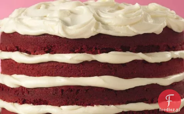 Czerwony aksamitny tort z białym lukrem truflowym