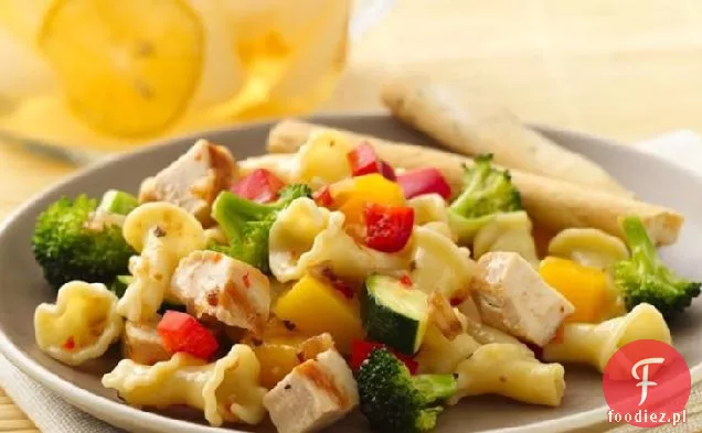 Sałatka makaronowa z grillowanym kurczakiem z karmelizowaną cebulą, brokułami i Mango