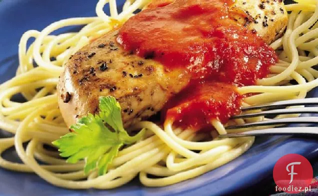Czosnkowy makaron z kurczaka w sosie śmietanowym z pieczonej czerwonej papryki