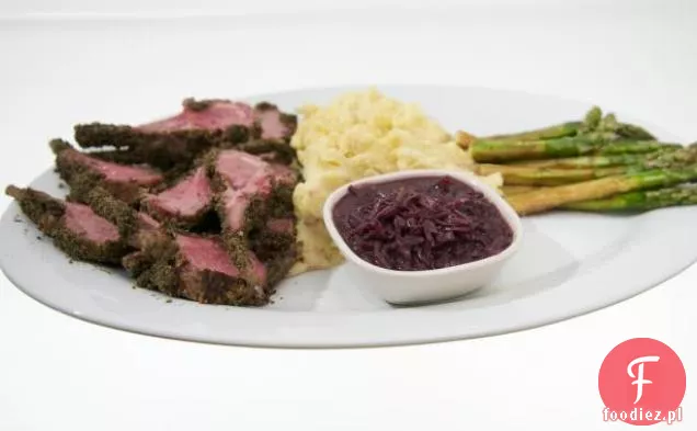 Tortilla z niebieską kukurydzą inkrustowany stelaż jagnięcy z Chrzanowymi puree ziemniaczanym i szparagami balsamicznymi