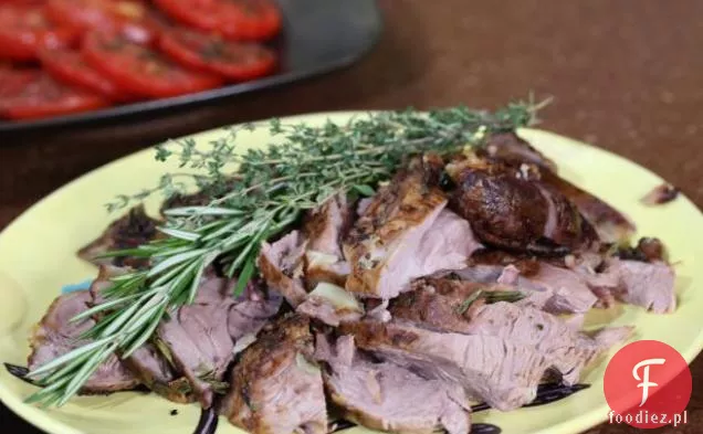 Pieczona Pergaminowo noga jagnięcina z czosnkiem i ziołami