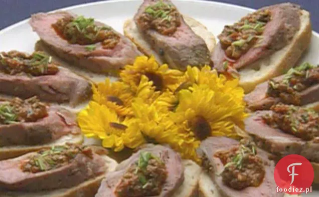 Czosnkowo-pieprzowy Schab pieczony jagnięcy z pomidorowym Haszem podany na Crostini