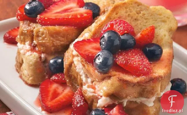 Tosty francuskie z twarogiem pieczone z polewą truskawkową