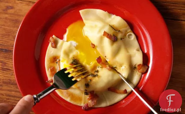 Ravioli z żółtka (Uova da raviolo) z sosem Boczkowo-szałwiowym