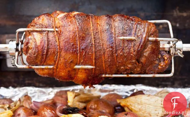 Rożen śródziemnomorski noga jagnięca z ziemniakami, koprem włoskim i oliwkami