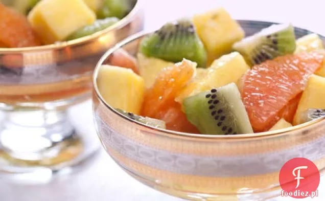 Pikantna limonkowo-imbirowa zimowa sałatka owocowa