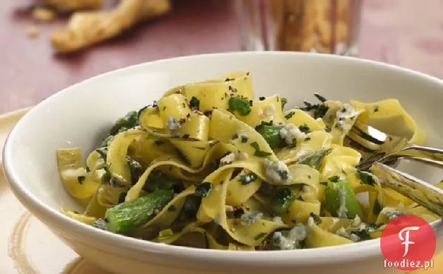 Makaron Tagliatelle ze szparagami i sosem Gorgonzola