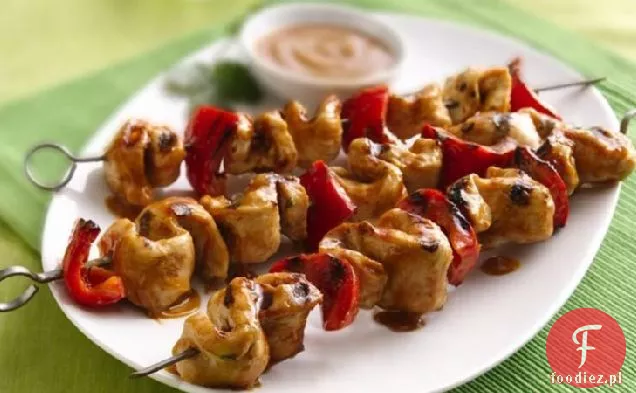 Grillowany kurczak Kabobs z tajskim sosem orzechowym