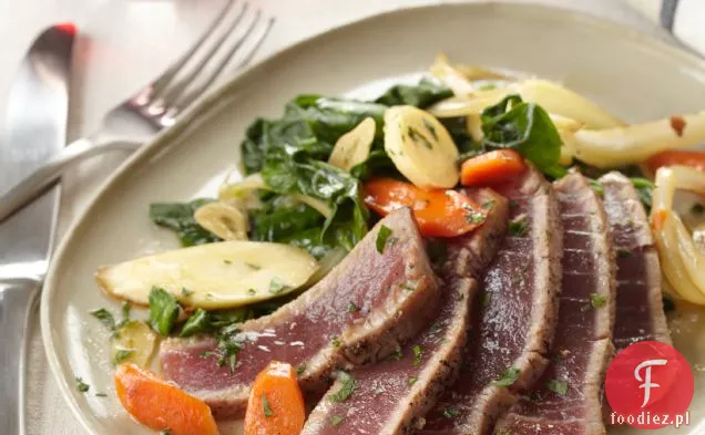 Zapiekany tuńczyk ze szpinakiem i warzywami korzeniowymi