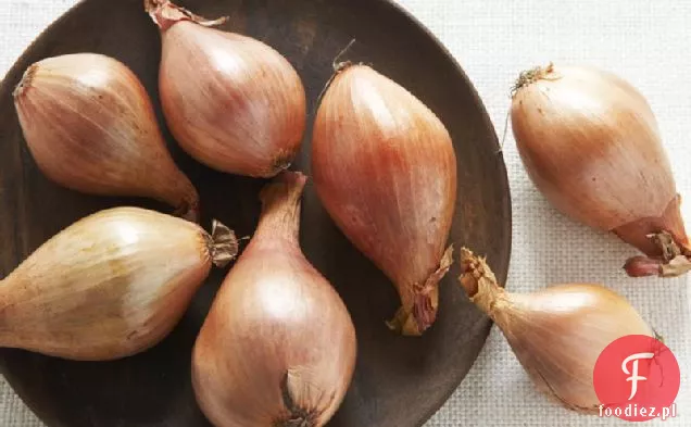 Noga jagnięca z zielonymi oliwkami, suszonymi śliwkami i prażoną szalotką