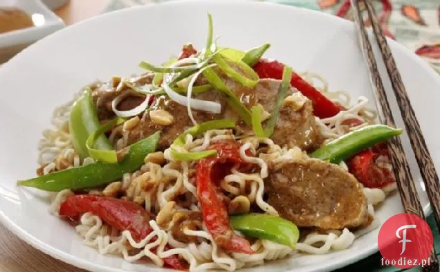 Pikantna tajska wieprzowina z warzywami i makaronem sezamowym