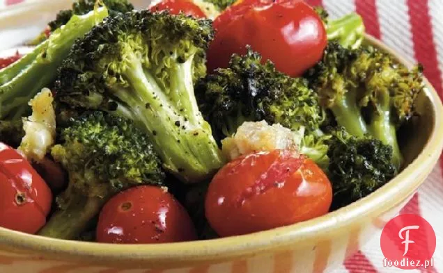 Brokuły z pieczonym czosnkiem i pomidorami