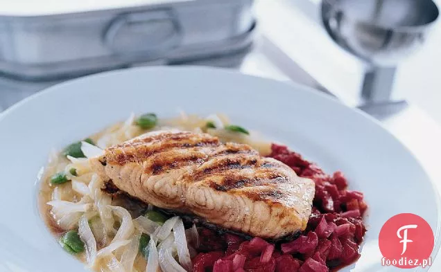 Łosoś pieczony DiSpirito z cebulą i rabarbarem