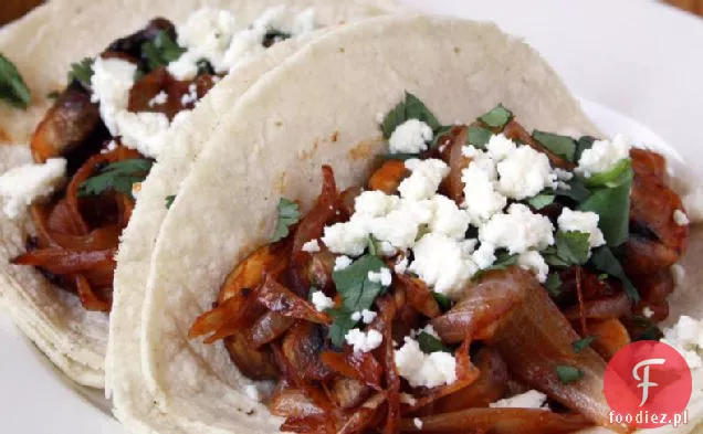Tacos z grzybami i karmelizowaną cebulą