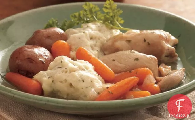 Kurczak wolno gotujący z warzywami z pierogami