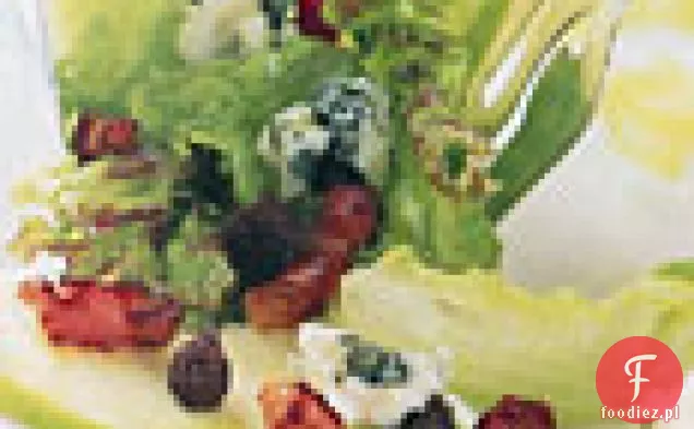 Jabłko, Roquefort i czerwona sałata liściasta z grzankami pumpernikla