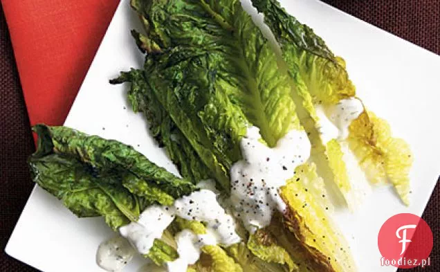 Grillowana Romaine z kremowym sosem ziołowym