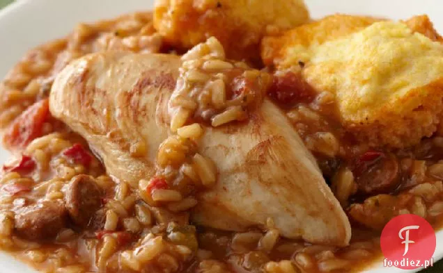 Gumbo z kurczakiem i kiełbasą z pierogami kukurydzianymi