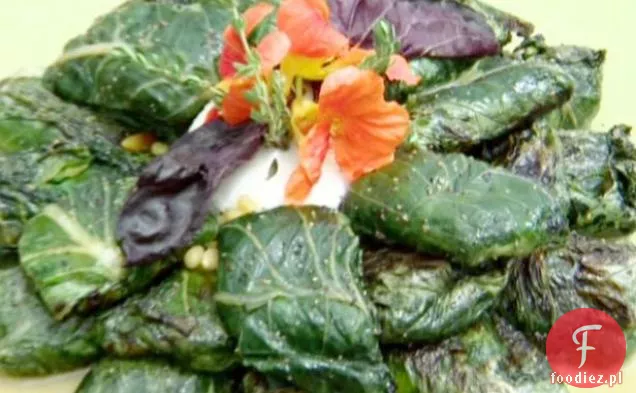 Grillowane liście Romaine Bacara Ranch z Prosciutto, orzeszkami pinii i bazylią