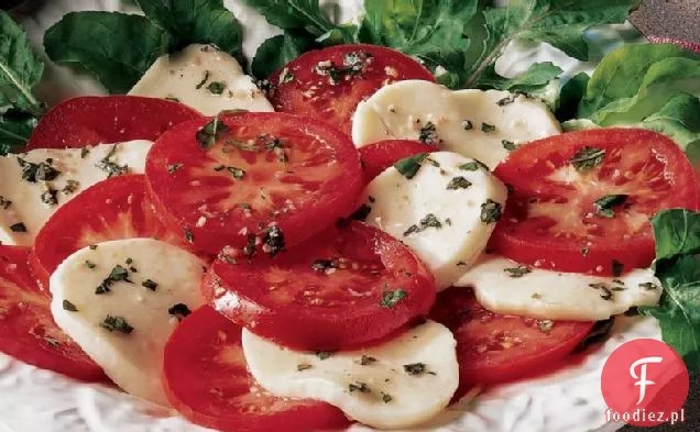 Świeża sałatka z mozzarellą i pomidorami