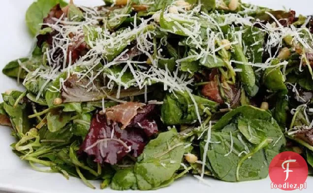Prosciutto i sałatka z orzechów sosnowych z balsamicznym winegretem