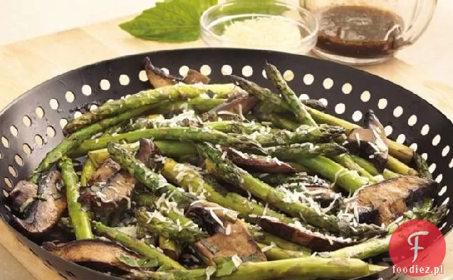 Grillowane szparagi z parmezanem i pieczarkami