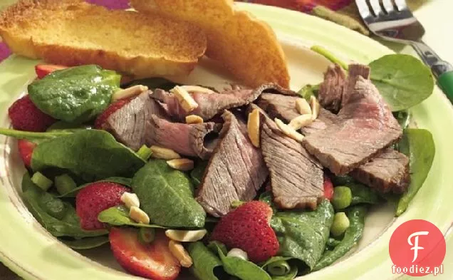 Grillowana wołowina ze szpinakiem i sałatką truskawkową