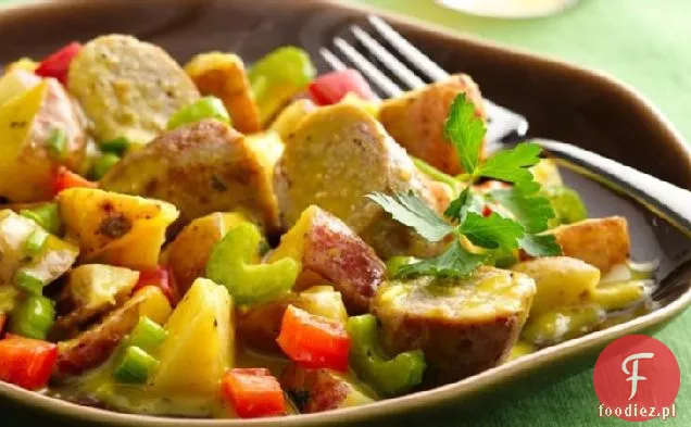 Ciepła sałatka ziemniaczana miodowo musztardowa z kiełbaskami