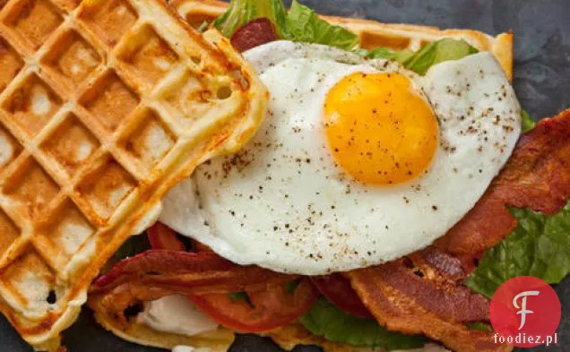 Pikantny Wafel Cheddar BLT z jajkiem