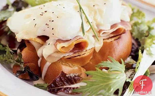 Prosciutto i kanapki z jajkiem gotowanym w sosie musztardowo-winnym