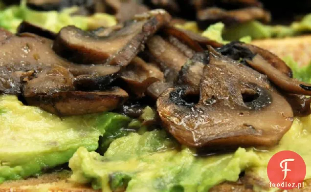 Pieczone kanapki Portabella z grzybami i awokado