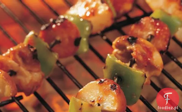 Grillowany kreolski kurczak i kiełbasa Kabobs