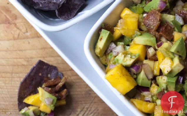 Salsa z mango i awokado z pikantnym boczkiem